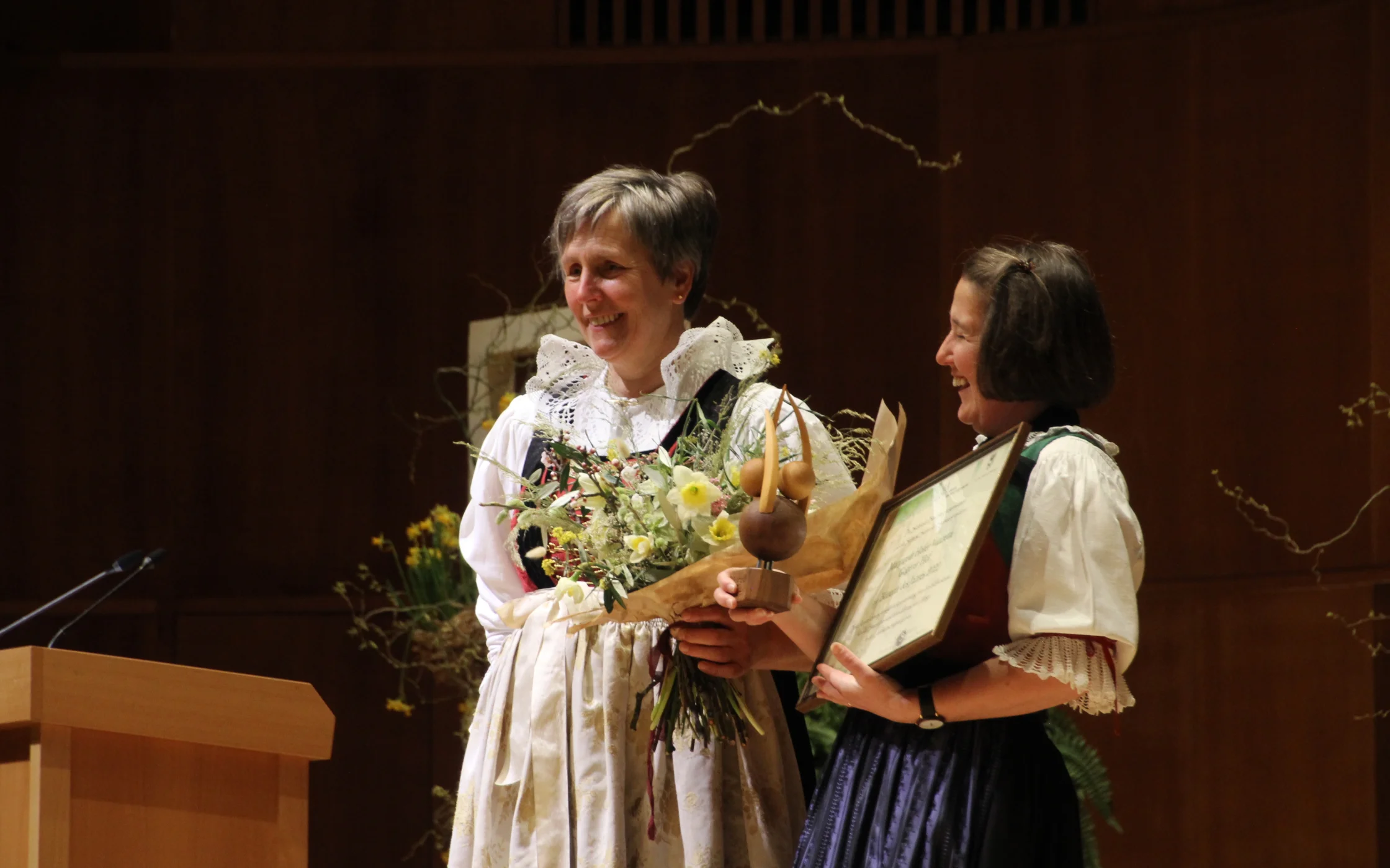 LB Antonia Egger mit der Buerin des Jahres Margareth HoferSBO.JPG